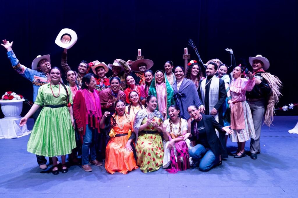 Compañía Folklórica de la UAQ debuta en el Teatro de la Ciudad “Esperanza Iris”